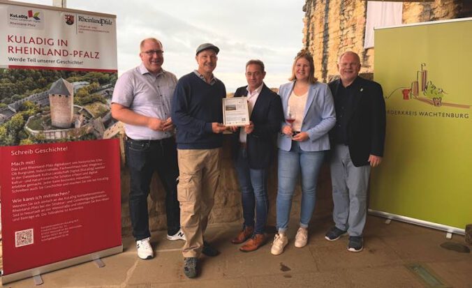 Wachenheims Bürgermeister Torsten Bechtel (v.l.), der Vorsitzende des Förderkreises Willy Bohl, SGD Süd-Präsident Prof. Dr. Hannes Kopf, Weinprinzessin Sandra I. und der Landrat des Kreises Bad Dürkheim Hans-Ulrich Ihlenfeld feiern das 40-jährige Bestehen des Förderkreises mit einem KuLaDig-Beitrag zur Wachtenburg. (Foto: SGD Süd)