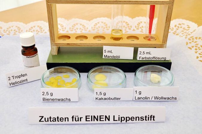 Zutaten für einen Lippenstift (Foto: Pfalzmuseum für Naturkunde)