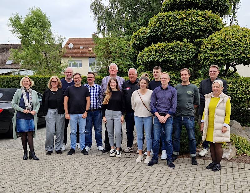 Landrätin Dr. Susanne Ganster, die Vertreter und Vertreterinnen der teilnehmenden Betriebe (es fehlt Kuchems Brauhaus) sowie Michaela Herbort und Volker Matheis (Südwestpfalz Touristik e.V.) (Foto: Südwestpfalz-Touristik)