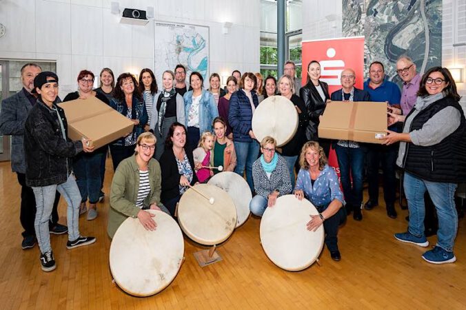 Die Sparkassenstiftung und die Musikschule des Rhein-Pfalz-Kreises haben ein wegweisendes Projekt ins Leben gerufen. Die letzten Trommeln wurden von Clemens Körner (6.v.r.) im Rathaus in Waldsee übergeben. (Foto: Sparkasse Vorderpfalz/Klaus Venus)