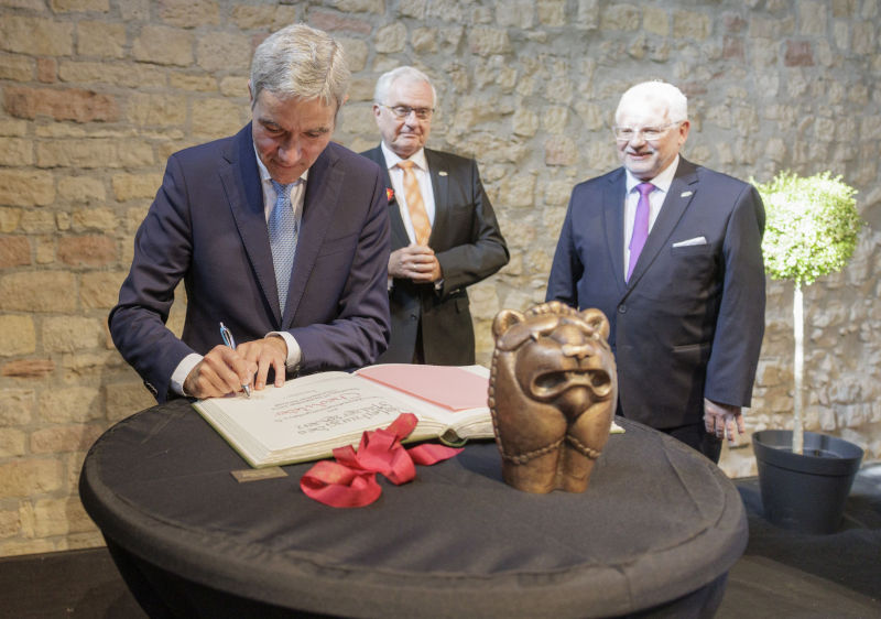 Eintrag ins Gästebuch des Bezirksverbands Pfalz (von links): Laudator Prof. Dr. Stephan Harbarth, Theo Wieder und Bezirkstagsvorsitzender Hans-Ulrich Ihlenfeld  (Fotos: Agentur view, Reiner Voß)  