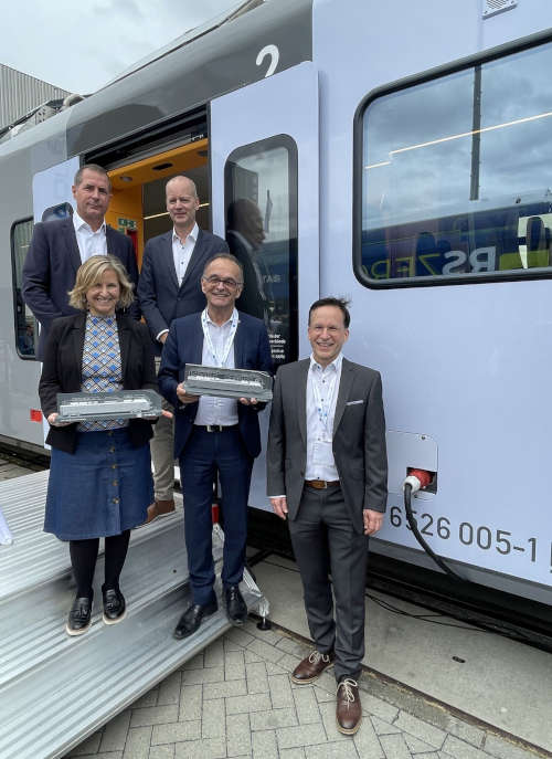 Jure Mikolčić (CEO Stadler), Harmen van Zijderveld (Vorstand DB Regio Schiene), Katrin Eder (Klimaschutz- und Mobilitätsministerin des Landes Rheinland-Pfalz, Dr. Fritz Brechtel (Verbandsvorsteher Zweckverband ÖPNV Rheinland-Pfalz Süd) sowie Michael Heilmann (Verbandsdirektor Zweckverband ÖPNV Rheinland-Pfalz Süd) bei der Präsentation auf der Fachmesse 'Innotrans' (Foto: ZÖPNV RLP Süd)