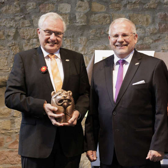 Ehrung mit dem Pfälzer Löwen: Bezirkstagsvorsitzender Hans-Ulrich (rechts) Ihlenfeld und Theo Wieder (Foto: entur view, Reiner Voß)