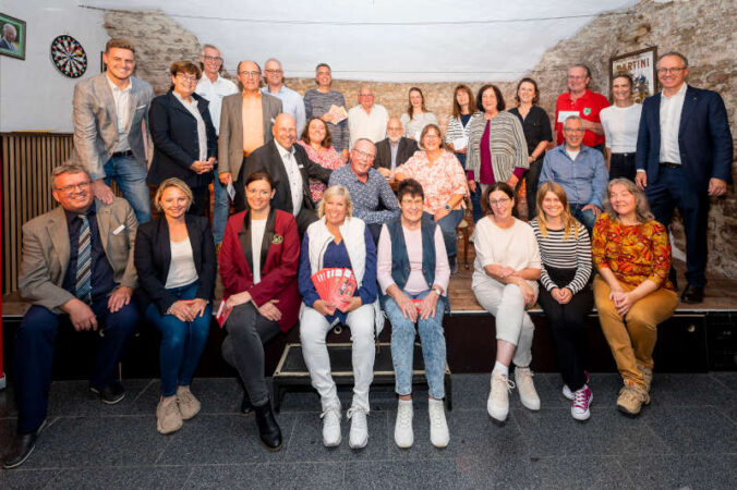 Oliver Kolb (rechts), Vorstandsvorsitzender der Stiftung, überreicht die Fördergelder an Vertreter der 21 geförderten Vereine und Initiativen. (Foto: Sparkasse Vorderpfalz/Klaus Venus)