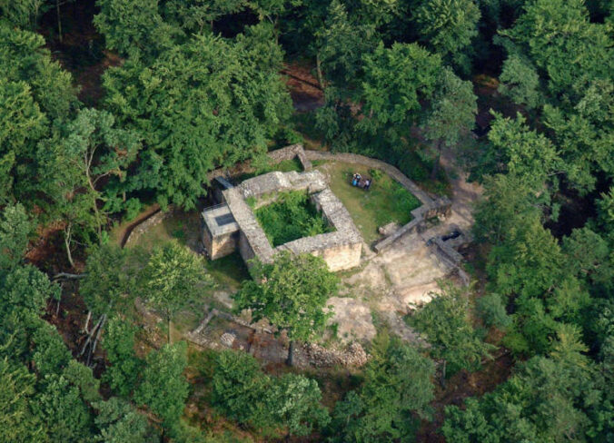 Besterhaltene Burg aus salischer Zeit in Deutschland: das Schlössel aus der Luft betrachtet (Foto: Manfred Czerwinski)