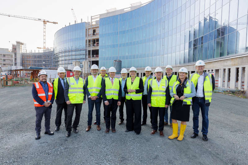 Thorsten Häußler (LBB), Bettina Bachem (Niederlassungsleiterin, LBB), Rolf Stephan (FM RLP), Reinhard Simon (Direktor ABB), Thomas Zerotzki (LBB), Bundesbauministerin Klara Geywitz, Steffen Schmidt (ABB), Tommy R. Mize (Director INCOM-E), Michael Mack (Züblin), Matthias Vollmer (BMWSB), Matthias Göbel (ABB), Lalit Wadhwa (HDR), Gary Lopez (EUD) (Foto: view – die agentur / Reiner Voß)