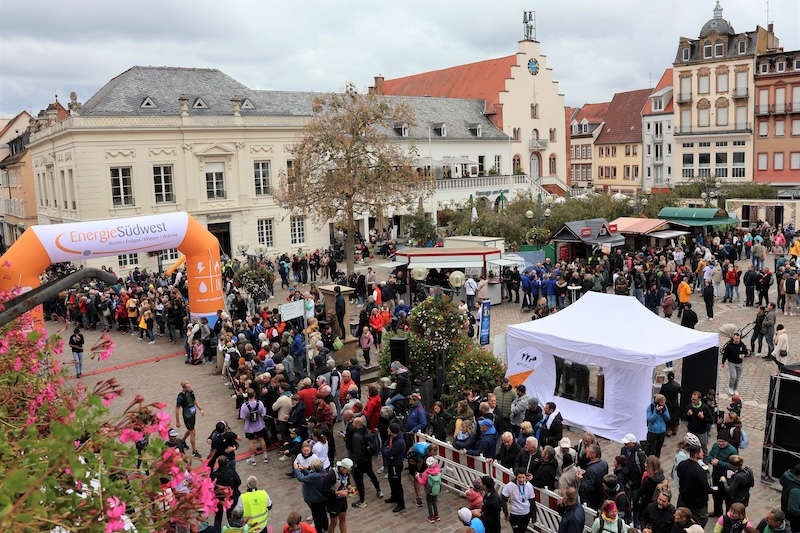 Gut besucht: die Fanzone auf dem Rathausplatz. (Quelle: Stadt Landau)