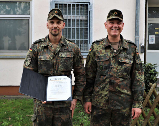 HFw Christian T. und Kommandeur OTL Christoph Kück (Foto: Bundeswehr/Frank Wiedemann)