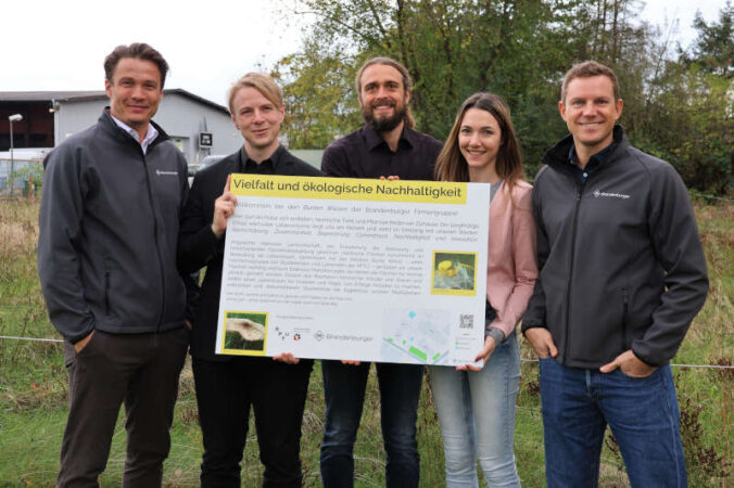 v.l.: Florian Martin von Brandenburger, Bürgermeister Lukas Hartmann, Dr. Kai Riess von der RPTU sowie Sina Verhöfen und Tim Brandenburger von Brandenburger beim Vor-Ort-Termin. (Quelle: Stadt Landau)