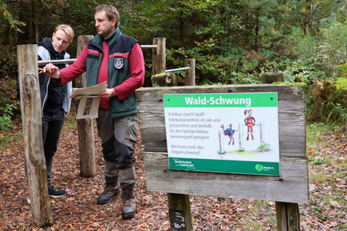 Forstwirt Stefan Günther zeigt Bürgermeister Lukas Hartmann die Station „Wald-Schwung“. (Quelle: Stadt Landau)