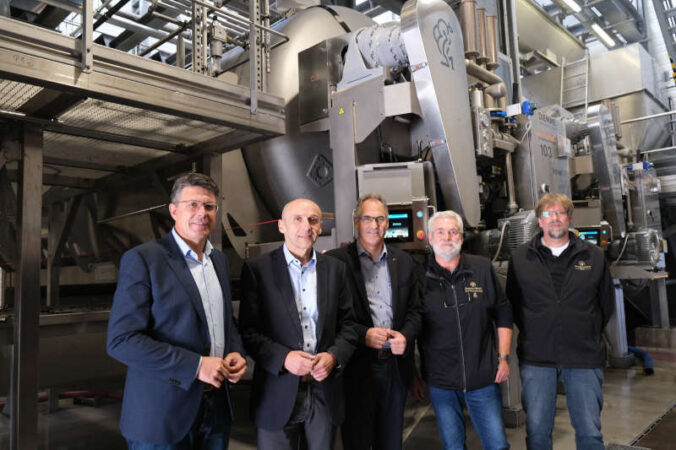 Torsten Blank, Frank Jentzer, Dietmar Seefeldt, Martin Hafner und Thorsten Schmidt (von links) beim traditionellen Weinlesegespräch – hier vor der neuen Kelteranlage. (Foto: KV SÜW)