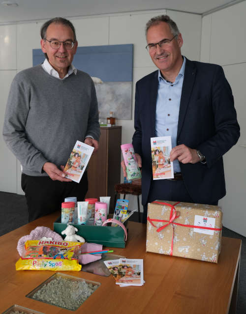 Landrat Dietmar Seefeldt (rechts) und Erster Kreisbeigeordneter Georg Kern packen Päckchen für den „Weihnachtspäckchenkonvoi“. (Foto: KV SÜW)