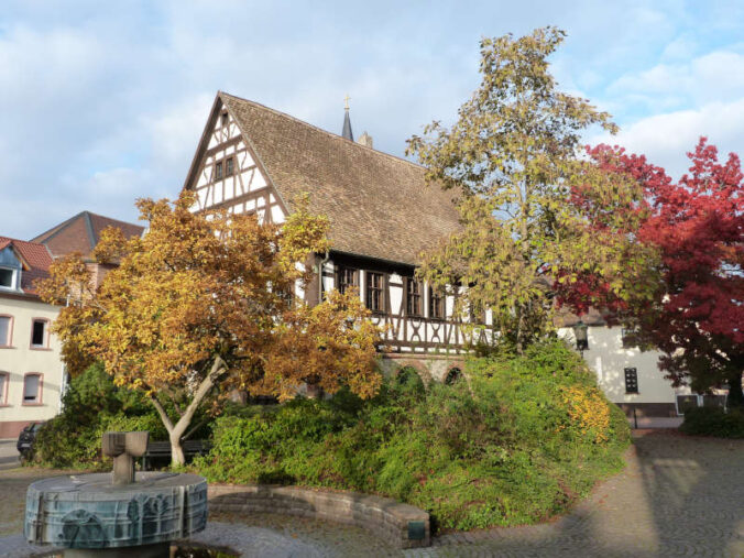 Altes Rathaus im Herbst (Foto: Stadtverwaltung Schifferstadt)