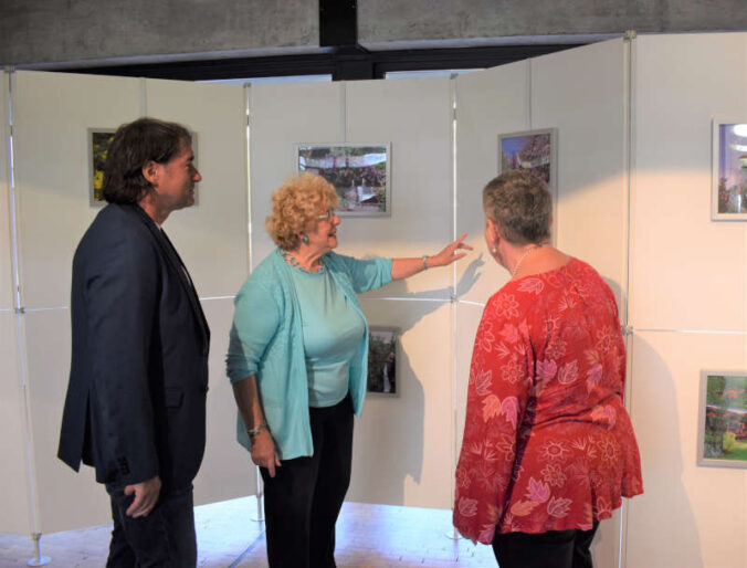 Uta Mayr-Falkenberg führte Referatsleiter Gerhard Prottung und die 2. Vorsitzende des OGV, Beatrix Jung, durch die Ausstellung. (Foto: Stadt Kaiserslautern)