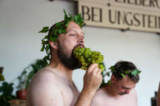 Beim Traubentreten in den antiken Kelterbecken (Foto: Holger Knecht)