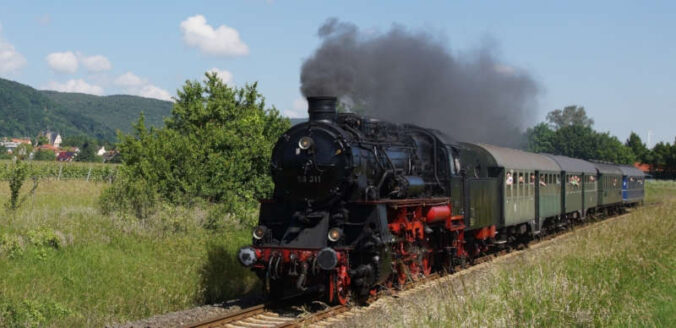 Die am Sonntag eingesetzte Dampflok 58 311 vor einem historischen Zug in der Vorderpfalz (Foto: Fritz Engbarth)