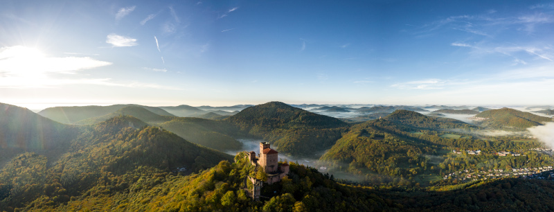 Die Reichsburg Trifels in Annweiler im Pfälzerwald Biosphärengebiet (Foto: Dominik Ketz / Pfalz-Touristik e.V.)