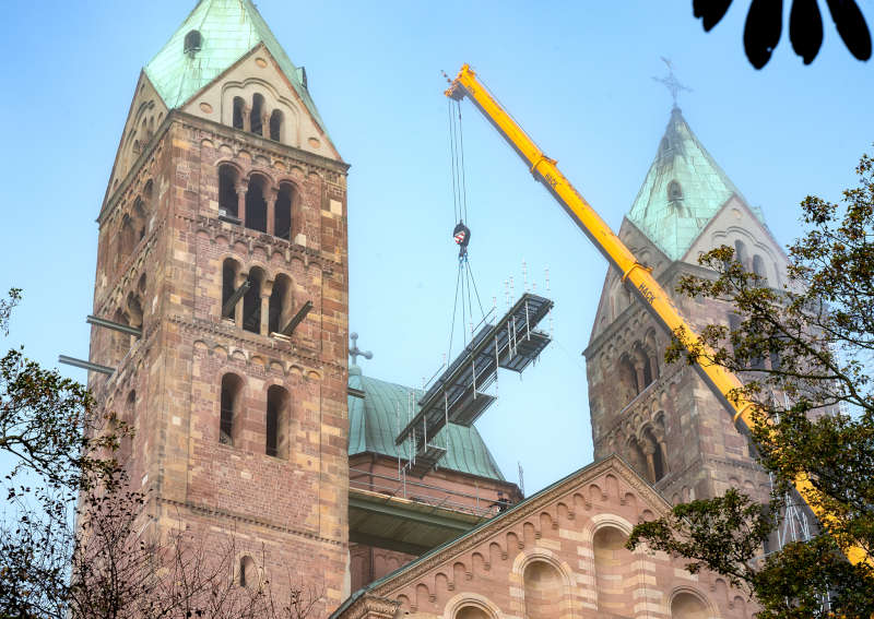 Speyer, Dom Ostseite, die großen Gerüstelemente für die Restaurationsarbeiten an den Osttürmen werden mit einem Schwerlastkran nach oben gebracht (Quelle: Domkapitel Speyer, Foto: Klaus Landry)