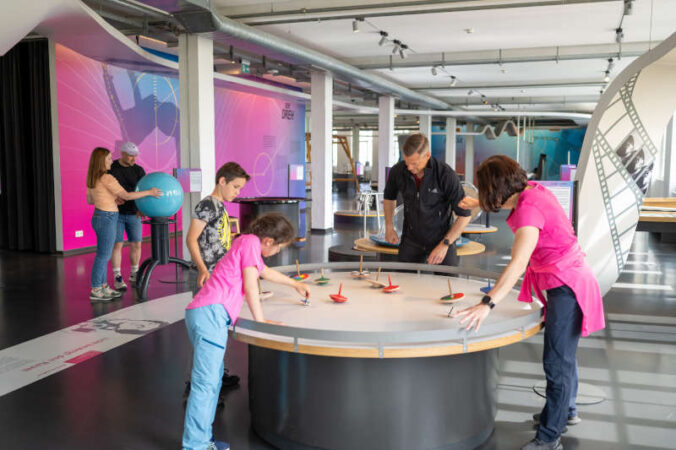 Familienspaß im Dynamikum Science Center (Foto: Fachenbach Medien / Pfalz Touristik e.V. (CC BY, https://creativecommons.org/licenses/by/4.0/deed.de)