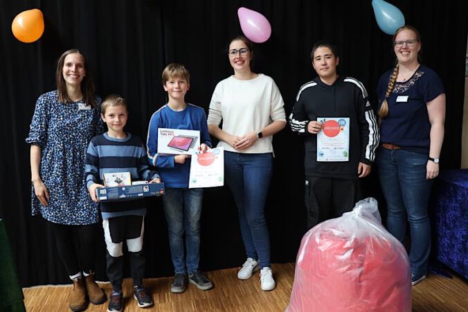 Beigeordnete Lena Dürphold (3. Von rechts), die Leiterin der Kinder- und Jugendbibliothek Magdalena Schlosser (rechts) und Lena Ferguson vom Team der Stadtbibliothek (links) gemeinsam mit den drei Gewinnern der Lesesommer-Hauptpreise. (Quelle: Stadt Landau)