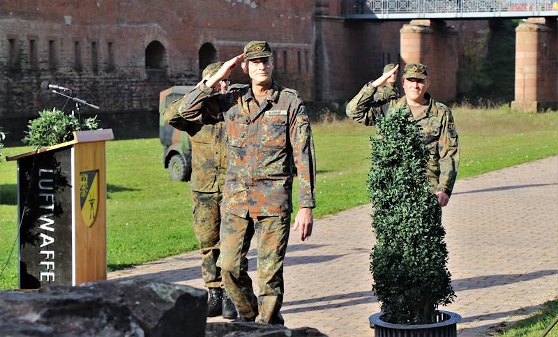 Abschreiten der Front (Foto: Bundeswehr/Stabsfeldwebel Frank Wiedemann)