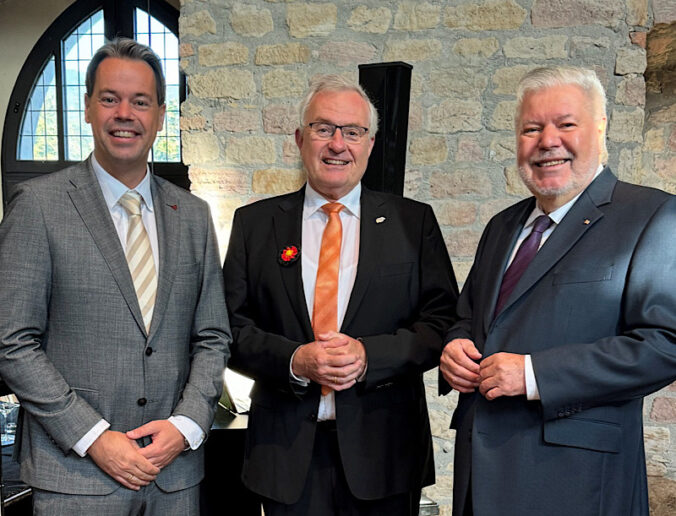 Oberbürgermeister Dr. Nicolas Meyer, Bezirksverbandsvorsitzender Theo Wieder und Kurt Beck (Foto: Stadtverwaltung Frankenthal)