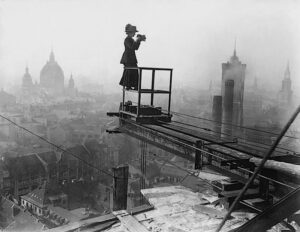 Fotografin über den Dächern von Berlin, undatiert, vermutlich 1910, (Foto: ullstein bild collection – Berliner Illustrations-Gesellschaft)