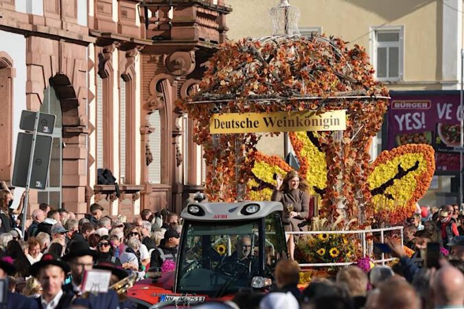 Umzugswagen beim Deutschen Weinlesefest (Foto: Holger Knecht)