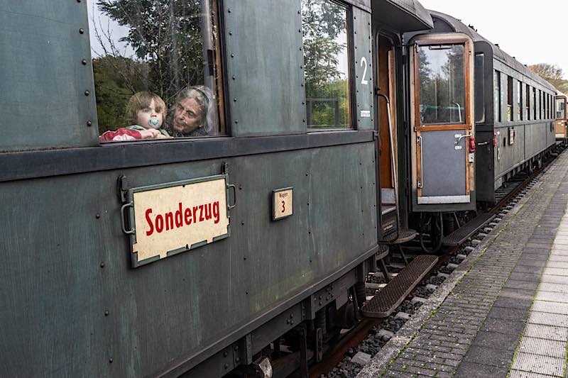 Fahrt mit einem alten Eisenbahnwagen ein Erlebnis. (Foto: Helmut Dell)