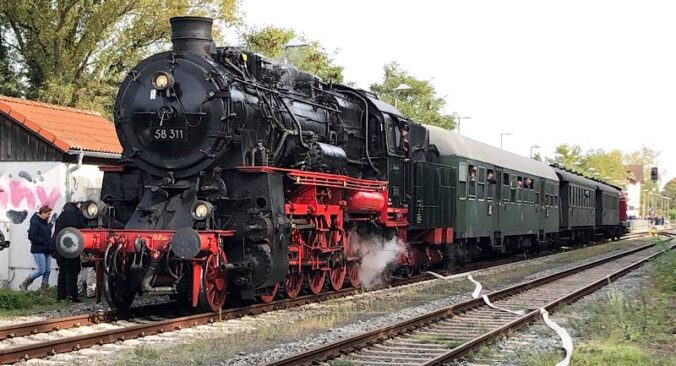 Der Jubiläumszug Im Bahnhof Eisenberg (Foto: Helmut Dell)