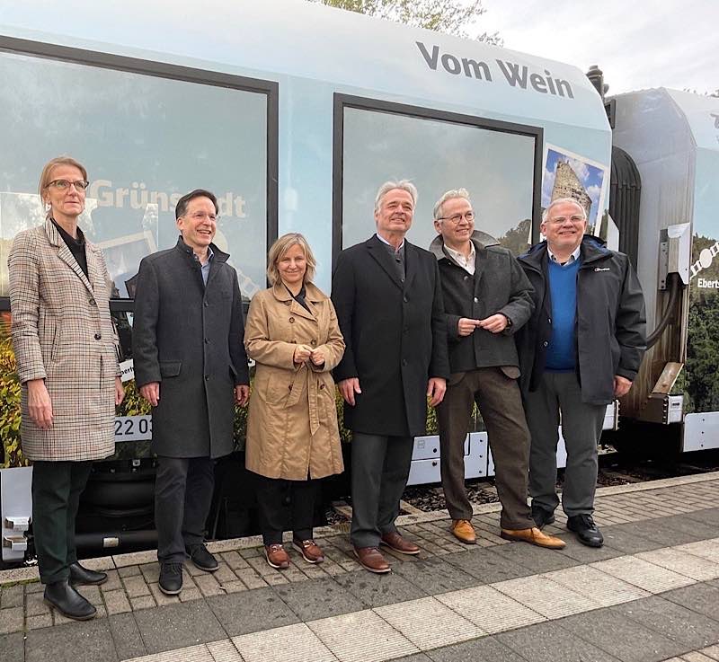 Die Leiterin der DB Regio Mitte, Dr. Silke Janser, Staatsministerin Eder, Verbandsdirektor Heilmann, Bürgermeister  (Eisenberg) sowie die beiden Landräte Guth und Ihlenfeld (Donnersbergkreis und LK Bad Dürkheim) (Foto: Fritz Engbarth)