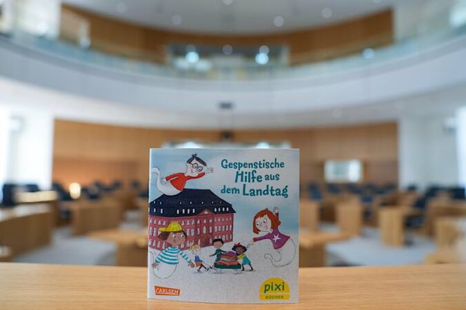 Das neue Pixi-Buch (Foto: Landtag Rheinland-Pfalz)