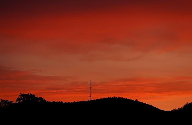 Der glühende Himmel über dem Weinbiet (Foto: Holger Knecht)