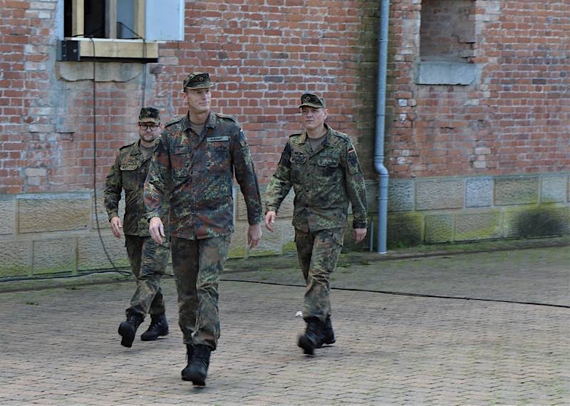 Einmarsch der Kommandeure (Foto: Bundeswehr/Stabsfeldwebel Frank Wiedemann)