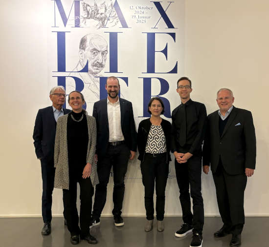 Ausstellungseröffnung (von links): Bezirkstagsvize Dr. Klaus Weichel, Prof. Dr. Dagmar Korbacher, Direktorin des Kupferstichkabinetts, mpk-Direktor Steffen Egle, Anna Marie Pfäfflin, Kuratorin des Kupferstichkabinetts, Ausstellungskurator Dr. Sören Fischer und Bezirkstagsvorsitzender Hans-Ulrich Ihlenfeld (Foto: mpk)