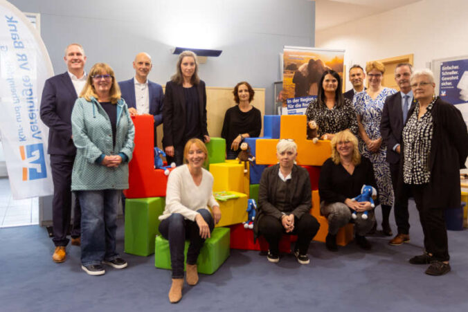 Vertreterinnen und Vertreter der unterstützten Einrichtungen bei der Spendenübergabe in Bobenheim-Roxheim (Foto: Vereinigte VR Bank Kur- und Rheinpfalz eG)