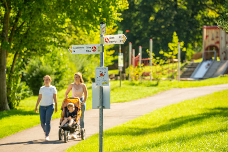 Barrierefreier Rundweg durch die Markwardanlage in Annweiler am Trifels (Foto: Dominik Ketz)