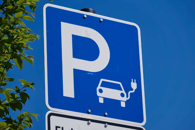 Symbolbild E-Auto Parken (Foto: Pixabay/Markus Distelrath)