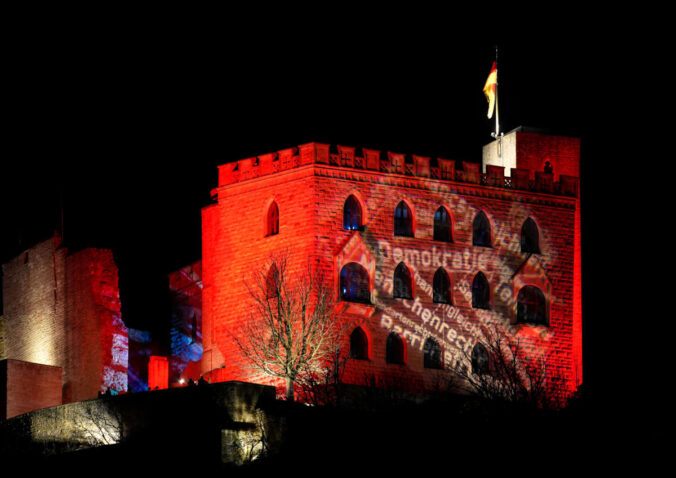 Das illuminierte Hambacher Schloss (Foto: Holger Knecht)