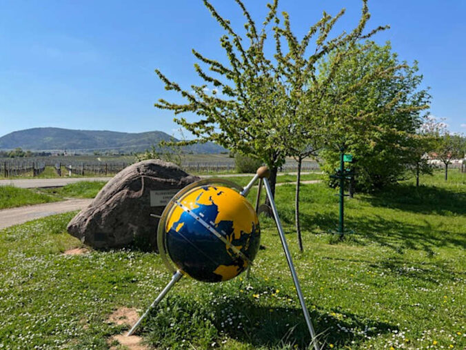 Denkmal zur Flurbereinigung in Edesheim (Foto: Norbert Benz)