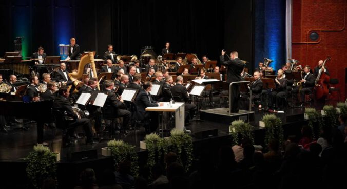 Oberbürgermeister Marc Weigel übernahm den Vorlesepart, das Musikkorps der Bundeswehr die musikalische Umrahmung (Foto: Holger Knecht)