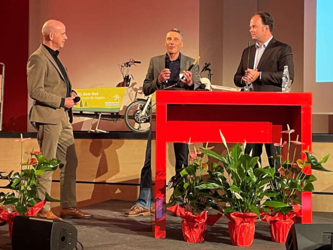 Übergabe des Staffelstabs zur Fahrradkommunalkonferenz (v.l.n.r. Bernt Hüsken, Fachbereichsleiter Verkehr bei der Region Hannover, Ralf Bernhard, Abteilungsleitung Verkehr bei der Stadt Landau und Roman Willweber vom Bundesamt für Logistik und Mobilität (BALM) (Quelle: Stadt Hannover)