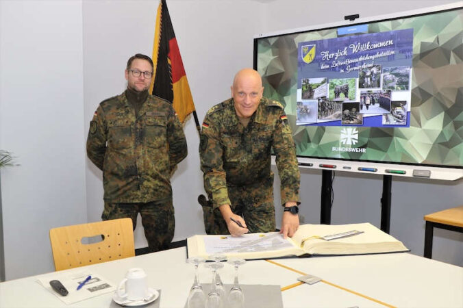 v.r. Generalleutnant Ingo Gerhartz und Oberstleutnant Christian Zerau (Foto: Bundeswehr/Frank Wiedemann)