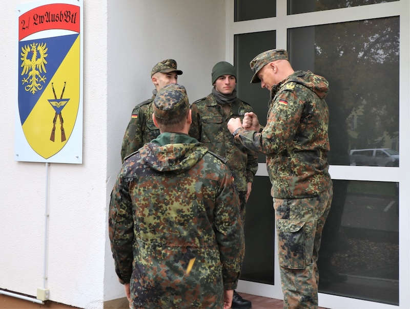 Im Gespräch (Foto: Bundeswehr/Frank Wiedemann)