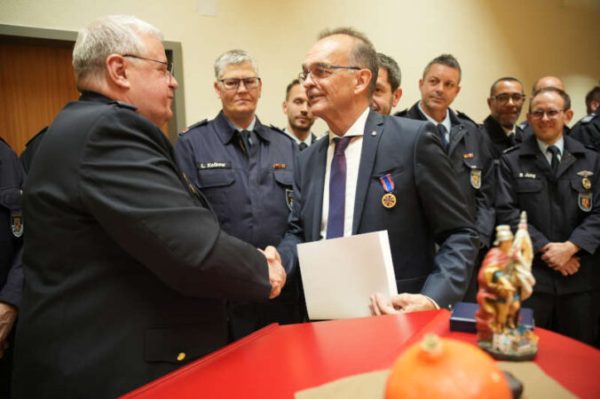 Überreichung der Deutsche Feuerwehr-Ehrenmedaille an Dr. Fritz Brechtel (Foto: KV Germersheim/mda)