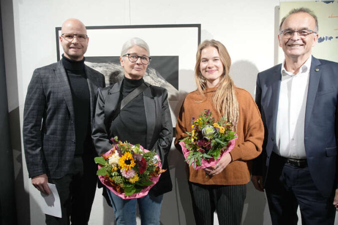 Svend Larsen (Sparkasse Südpfalz), die Gewinnerin des Hauptpreises, Annette Czopf, die Förderpreis-Gewinnerin Viktoria Shylova sowie Landrat Dr. Fritz Brechtel. (Quelle: KV Germersheim mda)