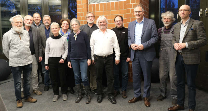 Landrat Dietmar Seefeldt (Dritter von rechts) dankte den Mitgliedern des Redaktionsausschusses, die jeweils ein Weinpräsent erhielten. (Foto: KV SÜW)