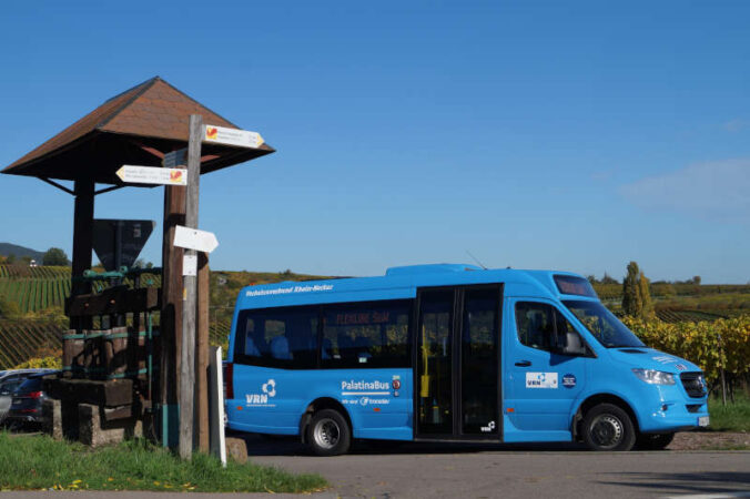 Mit diesem Kleinbus wird man auf Wunsch bequem an einer virtuellen oder einer klassischen Haltestelle abgeholt. (Foto: Palatina Bus)