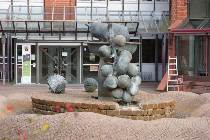 Der „Früchte-Brunnen“ in der Herbstsonne. (Foto: KV SÜW)