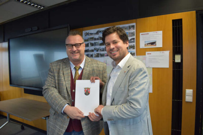 Staatssekretär Andy Becht und Baudezernent Manuel Steinbrenner (Foto: Stadt Kaiserslautern)